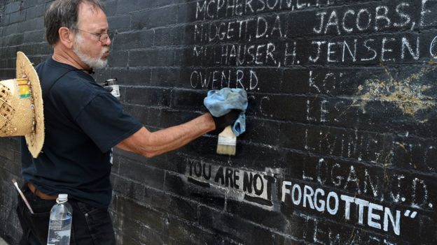 Một cựu binh Mỹ lau rửa bức tường Tưởng niệm Cuộc chiến Việt Nam ở Venice Beach, California hồi 2016